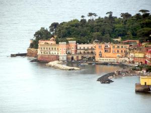 un grupo de edificios en una isla en el agua en B&B Dipintodiblu', en Nápoles