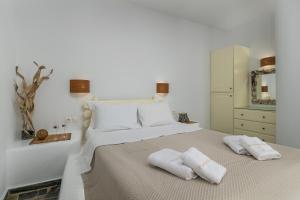 A bed or beds in a room at Psaravolada Hotel Milos