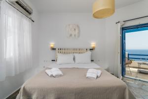 A bed or beds in a room at Psaravolada Hotel Milos