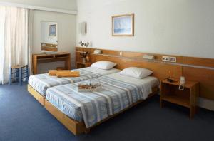 En eller flere senge i et værelse på Apollon Suites