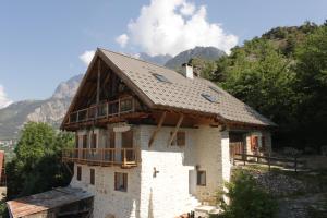 ein Haus mit einem Holzdach auf einem Berg in der Unterkunft L'Eyssart in Les Vigneaux