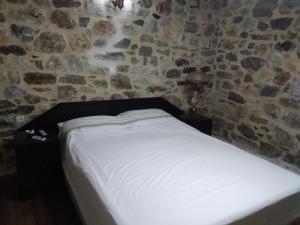 Postel nebo postele na pokoji v ubytování panos stone tower