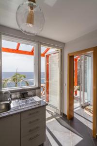eine Küche mit Meerblick in der Unterkunft maktub sunset cottage in Paul do Mar