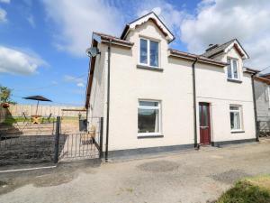 una casa con cancello e recinzione di Green Cottage a Rhayader