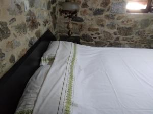 Postel nebo postele na pokoji v ubytování panos stone tower
