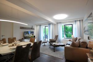 ein Wohnzimmer mit einer Couch und einem Tisch in der Unterkunft Meersinfonie Binzprora by Rujana in Binz