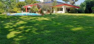 un gran patio con una casa y una piscina en Les Barrerres, en Hontanx