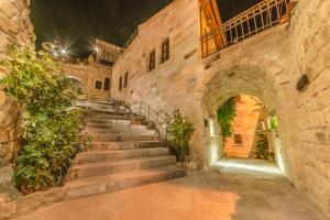 um beco com escadas num edifício antigo em Dere Suites Cappadocia em Ürgüp