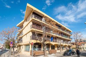 un edificio al lado de una calle en Superbe studio pour 2 à 20m de la plage - 27, en Canet-en-Roussillon