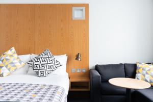 Holiday Inn Bournemouth by IHG客房内的一张或多张床位