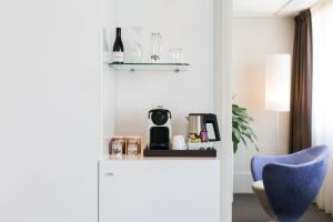 Příslušenství pro přípravu čaje a kávy v ubytování Holiday Inn Eindhoven Centre by IHG