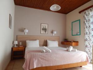 ein Schlafzimmer mit einem Bett mit zwei Handtüchern darauf in der Unterkunft Posidonio Hotel in Chania