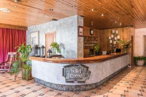 un bar dans un restaurant avec un plafond en bois dans l'établissement Hotel Coma, à Ordino