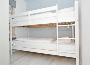 Cette chambre comprend des lits superposés blancs. dans l'établissement Ferienanlage Bansin Seepferdchen 1, à Bansin
