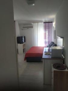 ein Schlafzimmer mit einem Bett mit einer roten Decke und einem Fenster in der Unterkunft Apartman Viola Mareda in Novigrad Istria