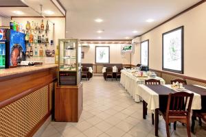un restaurante con mesas y sillas y una barra y un bar en Dubki Hotel, en Samara