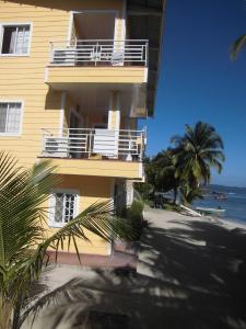 un edificio giallo con balcone sulla spiaggia di Kevin Kondos a Bocas del Toro