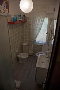 mała łazienka z umywalką i toaletą w obiekcie Alle Giare w Genui