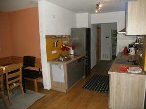 eine Küche mit einer Spüle und einer Arbeitsplatte in der Unterkunft Ferienhaus Kettler II in Muhr amSee