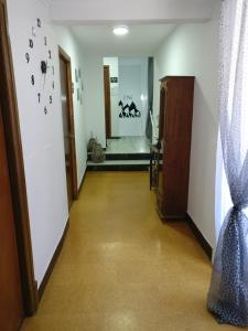 a hallway with a hallway at Albergue Vintecatro in Caldas de Reis