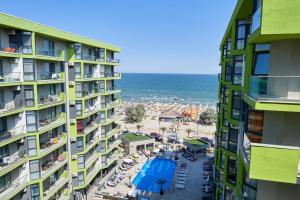 una vista aérea de un hotel y de la playa en Berlin luxury apartment Spa n Pool Beach resort, en Mamaia Nord – Năvodari