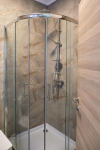 Et badeværelse på Berlin luxury apartment Spa n Pool Beach resort