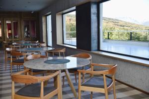 Reštaurácia alebo iné gastronomické zariadenie v ubytovaní Las Hayas Ushuaia Resort