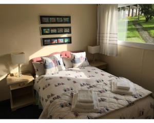 een slaapkamer met een bed met handdoeken erop bij Villa 7 Lanteglos, Camelford, Cornwall in Camelford