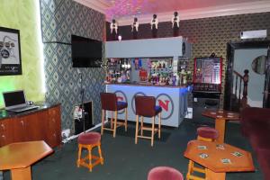 un bar con sillas y un mostrador con bar en The Rowan Hotel, en Blackpool
