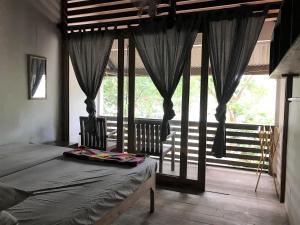 Rúm í herbergi á BK Homestay, Batukaras
