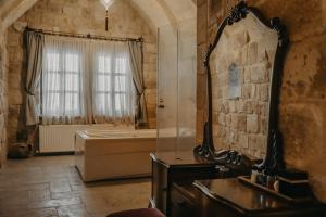 Bilik mandi di Dere Suites Cappadocia +126 gambar