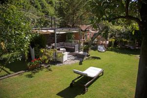 ogród z szezlongiem i ławką w trawie w obiekcie Alle Giare w Genui