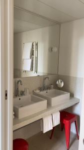 uma casa de banho com 2 lavatórios e um espelho em Casa Neri Apartments em Barcelona