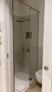 uma cabina de duche em vidro com um WC na casa de banho em Casa Neri Apartments em Barcelona