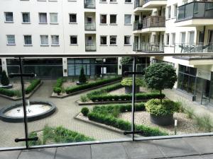 - une vue extérieure sur une cour dans un bâtiment dans l'établissement Apartamenty TOP Garbary, à Poznań