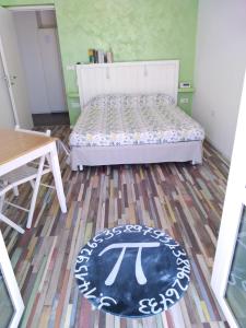 een slaapkamer met een bed en een tapijt op de vloer bij PiGreco in Albenga