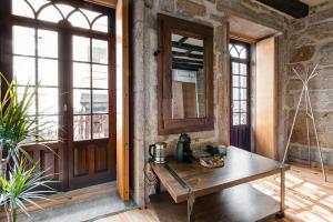 Habitación con mesa de madera frente a una puerta en GuestReady - CastleRock Pub (live music) 1F en Oporto