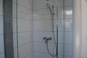 A bathroom at Sziget Vendégház