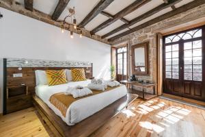 1 dormitorio con 1 cama grande y toallas. en GuestReady - CastleRock Pub (live music) 1F en Oporto