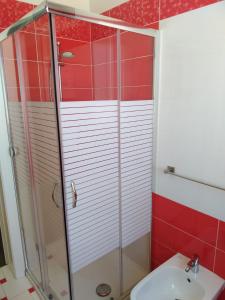 een badkamer met een douche en een wastafel bij PiGreco in Albenga