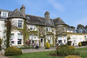 un grande edificio ricoperto di edera di Rufflets St Andrews a St Andrews