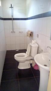 łazienka z toaletą i umywalką w obiekcie Auberge Le Baobab w mieście Saly Portudal