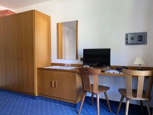 Televízia a/alebo spoločenská miestnosť v ubytovaní Hotel Friedemann