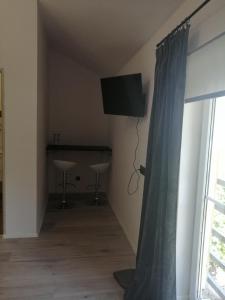 Pokoje i apartamenty MatDar的电视和/或娱乐中心