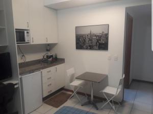 Una cocina o zona de cocina en Flat padrão Biarritz Regiao. QUARTO 607