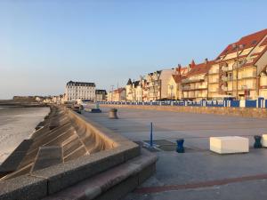 a parking lot next to a beach with buildings at Studio (Coup de Coeur) Wimereux in Wimereux