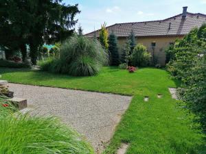 A garden outside Júlia Vendégház