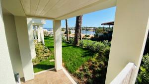 een uitzicht vanaf de veranda van een huis bij Club Esse Cala Bitta in Baja Sardinia