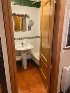 Koupelna v ubytování APARTAMENTO PUERTO FOZ + 19 fotografií