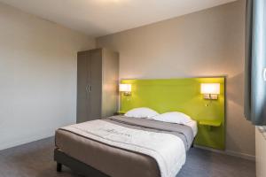 Ένα ή περισσότερα κρεβάτια σε δωμάτιο στο Hôtel L'Horizon - Restaurant La Fougassette